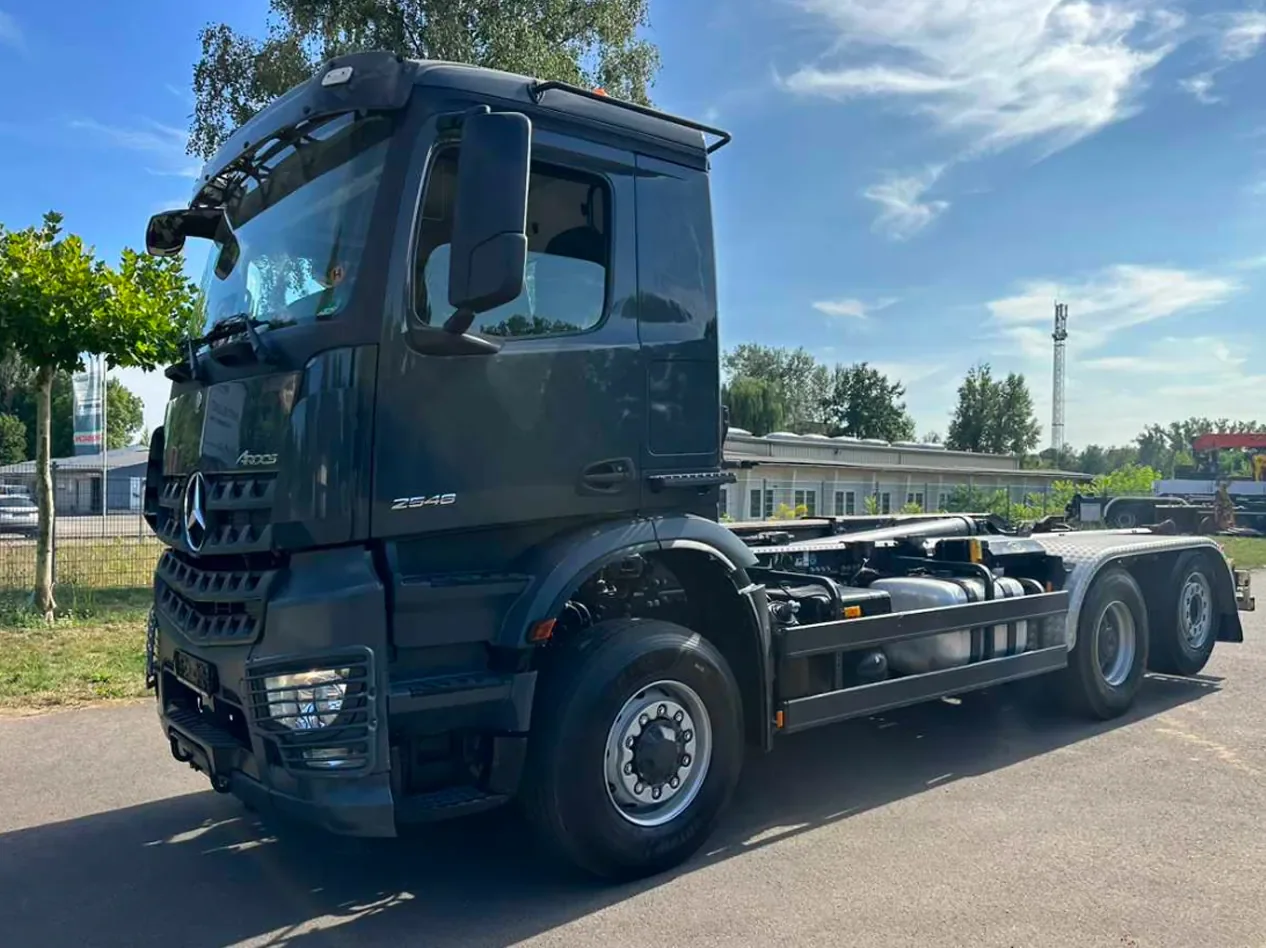 Mercedes-Benz Arocs Abrollkipper auf dem Hof von Mitteldeutsche Nutzfahrzeuge